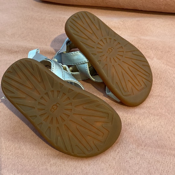 UGG infant sandal with bows - Picture 3 of 3